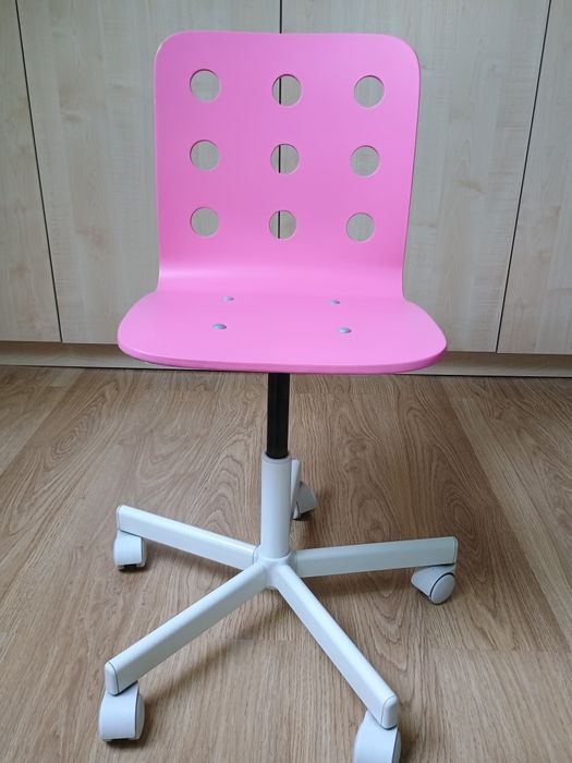 Krzesła obrotowe Ikea Jules niebieskie i różowe.