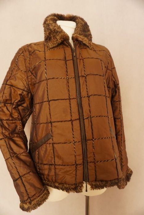 Kurtka z futrzanym kołnierzem