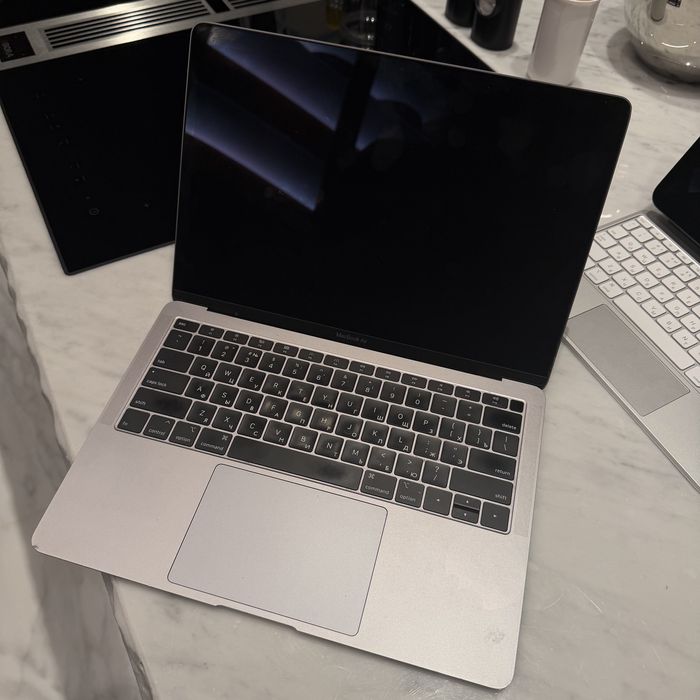 MacBook Air 13” 2018 / i5 / 8GB / 256GB / Space Gray