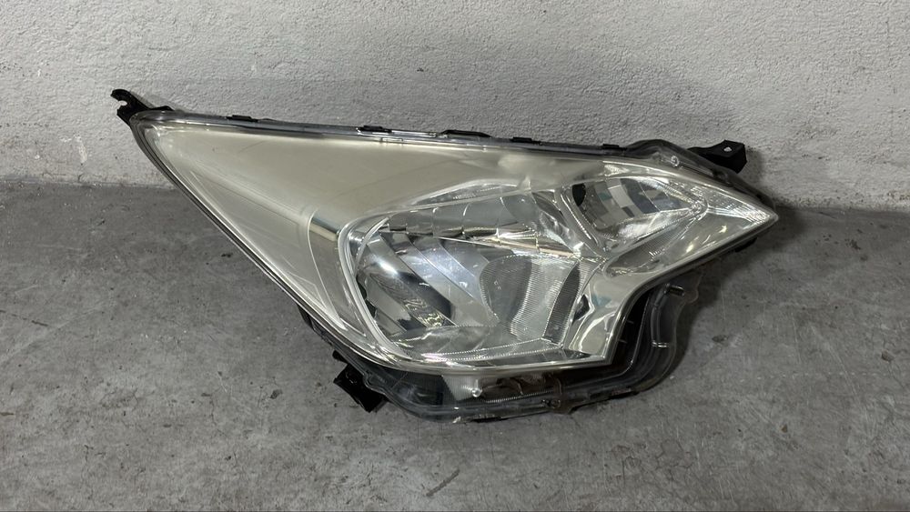 Farol Dianteiro Toyota Verso-S – Ichikoh 52-210 – Halogéneo