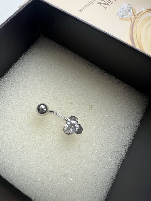 Золота сережка для пірсингу пупка у формі квітки з фіанітом