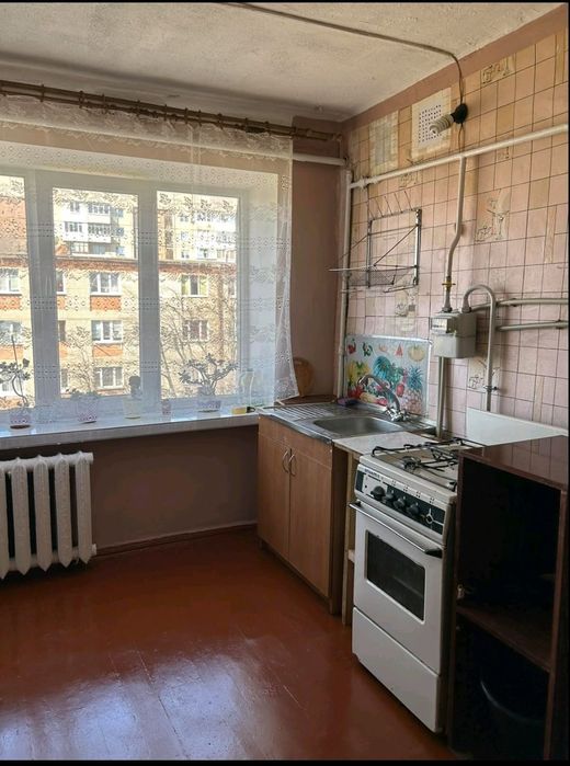 Продам гостинку  район  ХТЗ, ул.12 Апреля 32