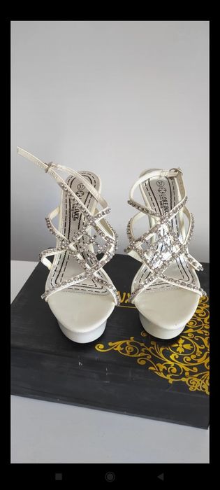 Białe lakierowane szpilki z cyrkoniami high heels lato