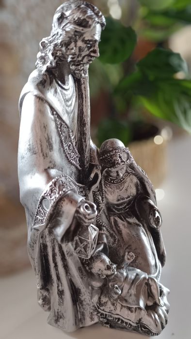 Estatueta de Sagrada Família prateada,  feita em marfinite .