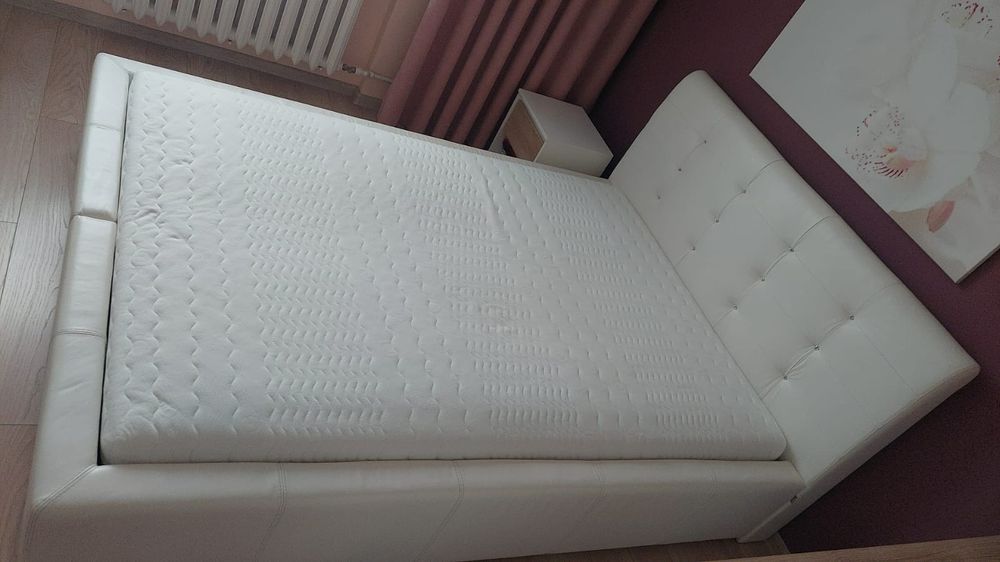 Łóżko sypialniane