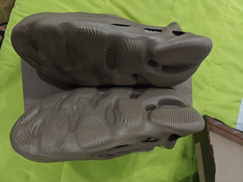 Yeezy foam rnnr clay taupe