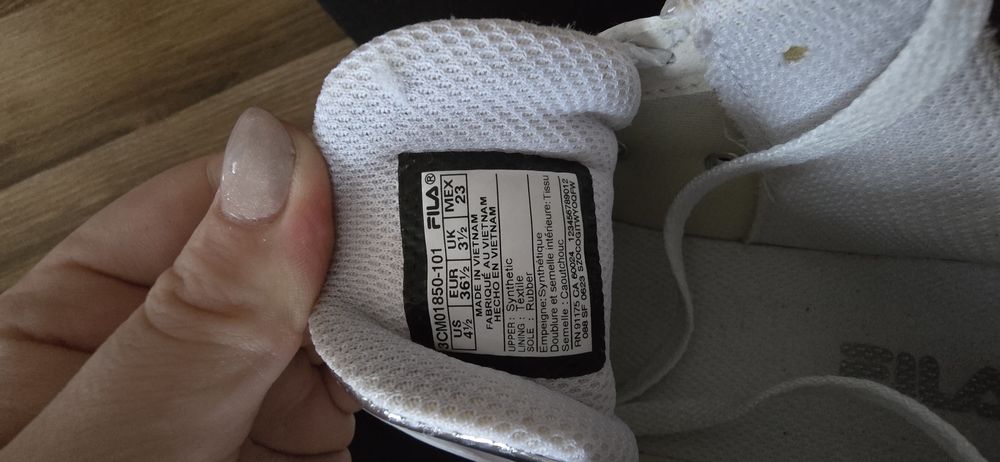 Białe sneakersy FILA na platformie