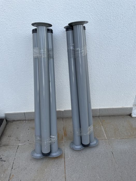 2 conjuntos de 4 pés de secretaria.