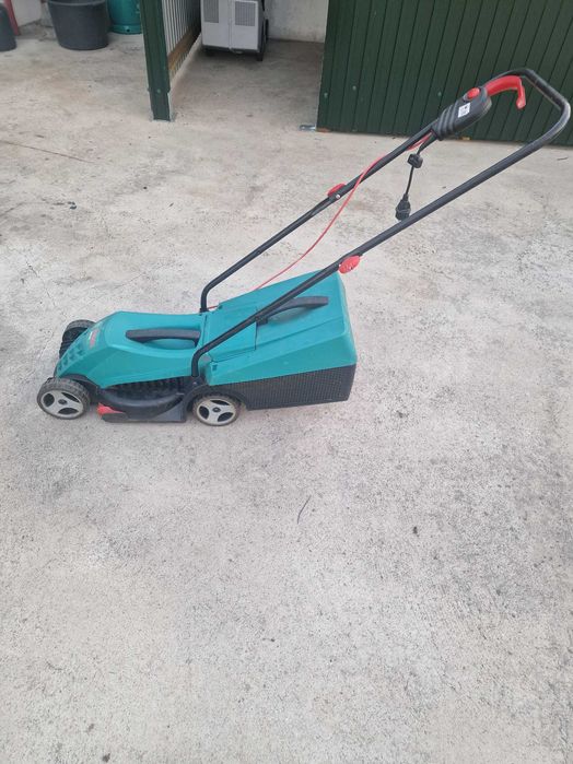Maquina cortar relva  eléctrica
