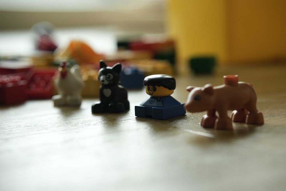 Balde cheio de peças Lego Duplo