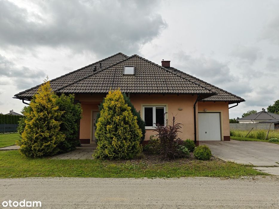 Ładny i przestronny dom z garażem i klimatyzacją