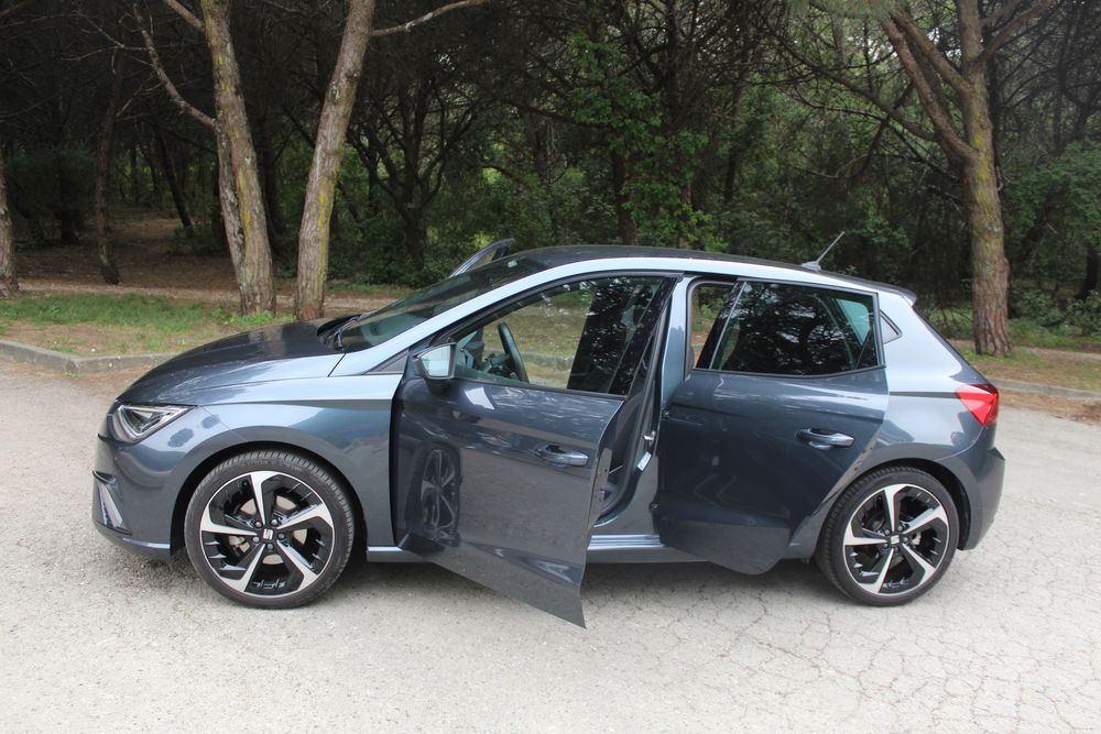 SEAT Ibiza 1.0 TSI 110cv FR — 2024 Cinzento Magnetic Tech | Interior Le Mans Azul Escuro | 16 mil km