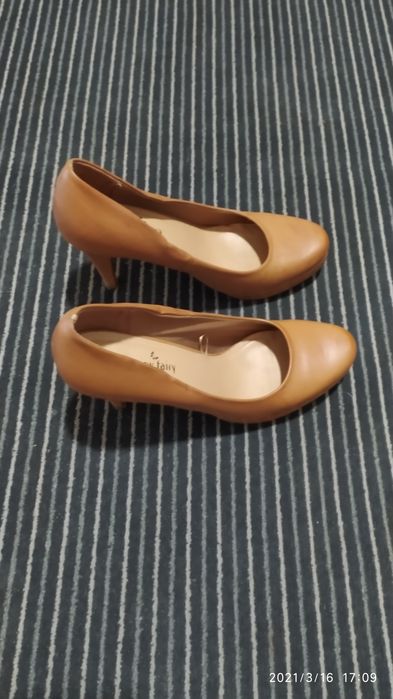 Buty na obcasie.           .