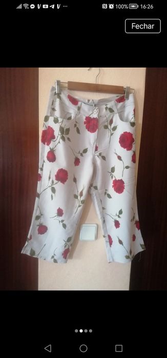 Calça capri, rosas vermelhas, folhas verdes