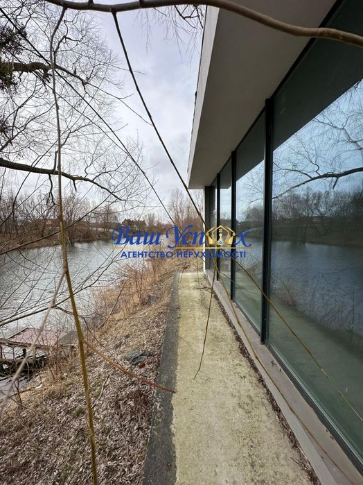 Продажа современного  дома с выходом на озеро. В городке.