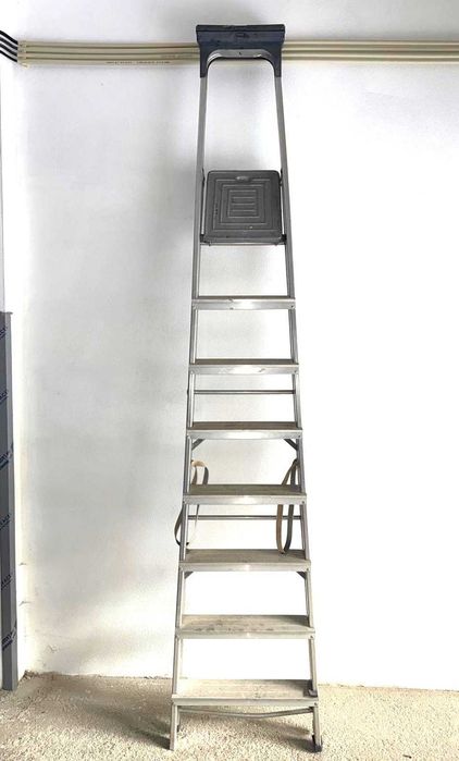 Escadote de 8 degraus em alumínio