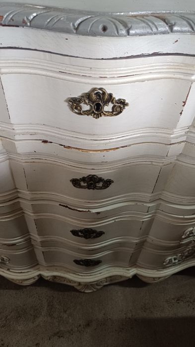Cómoda a precisar de nova pintura
