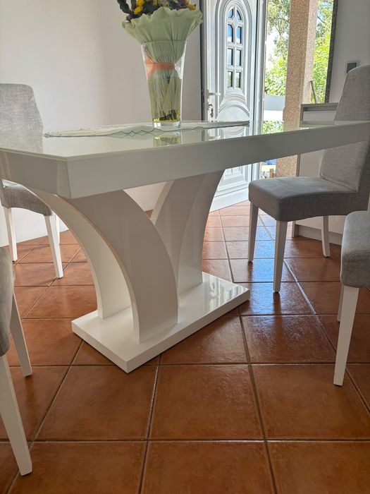 Mesa de jantar e cadeiras