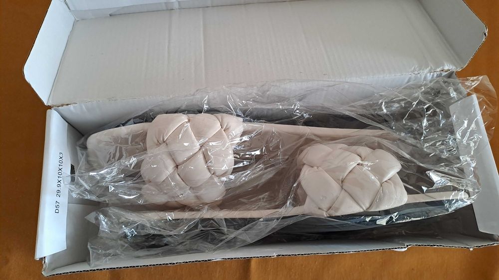 Chinelas cremes entrelançadas. Nº 40. Novas.