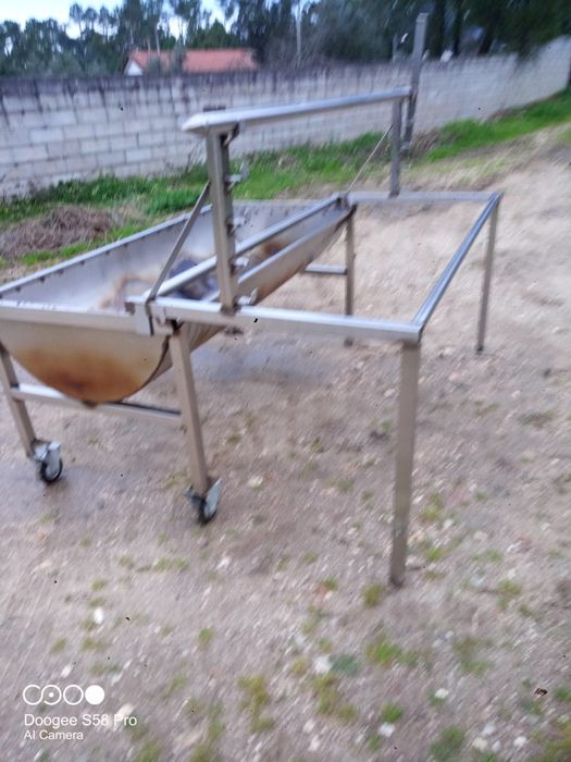 Assador porco no espeto