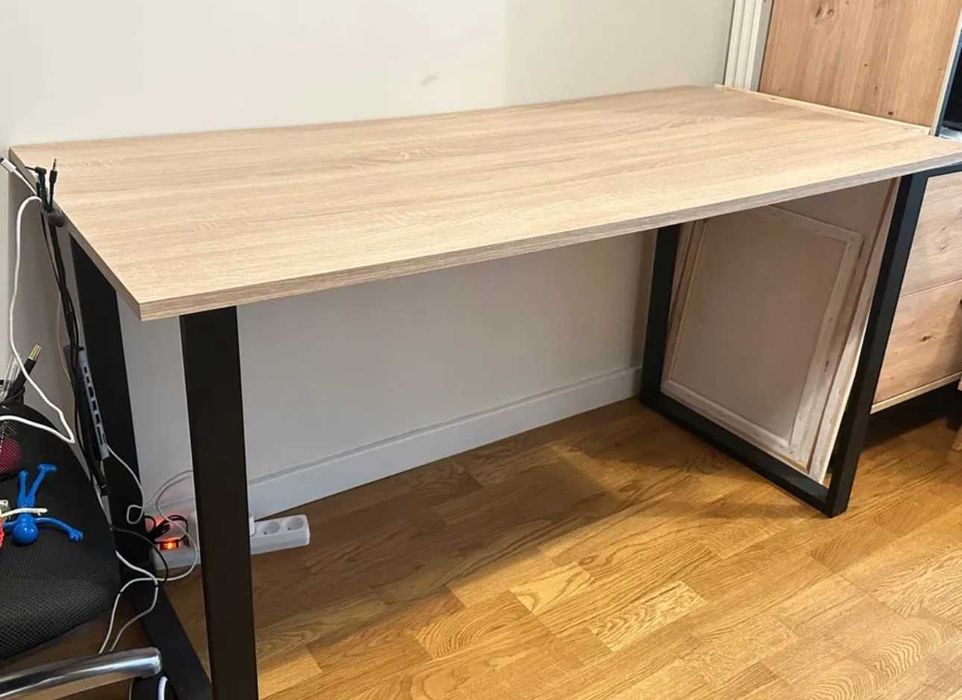 Nowoczesne biurko z blatem w kolorze dębu