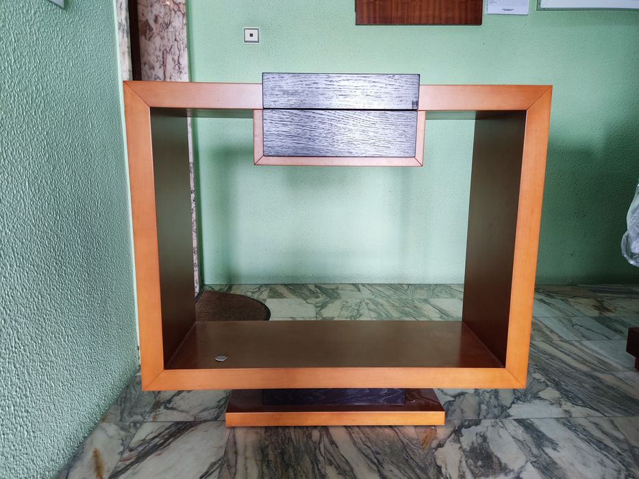 Móvel aparador de madeira