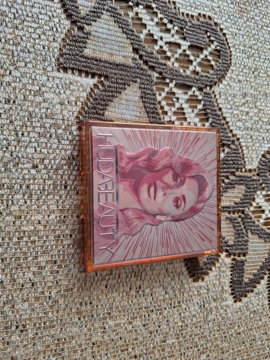 Paletka Medium Glow Obsessions - Huda Beauty