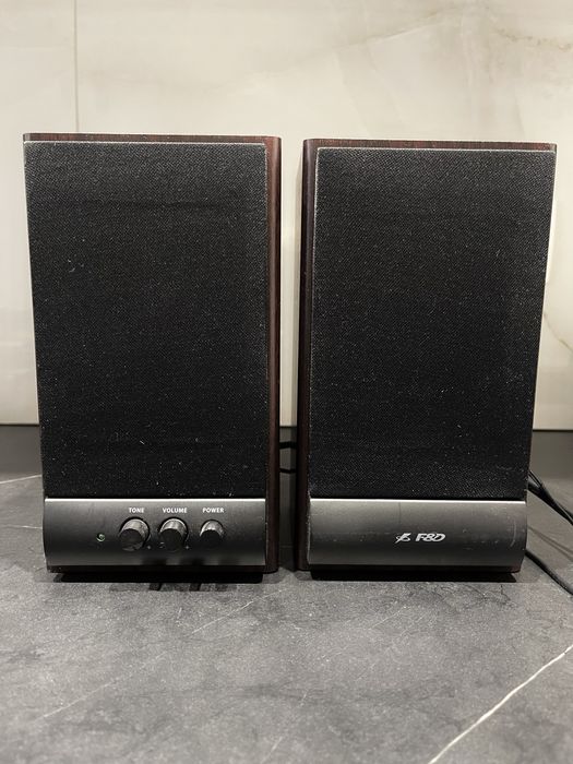 Компʼютер, монітор, клавіатура, колонки, камера, мишка