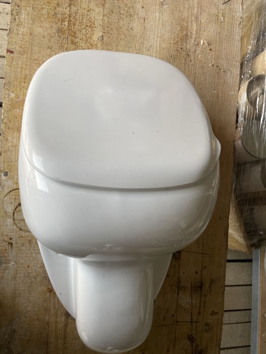 Urinol Roca com tampa.