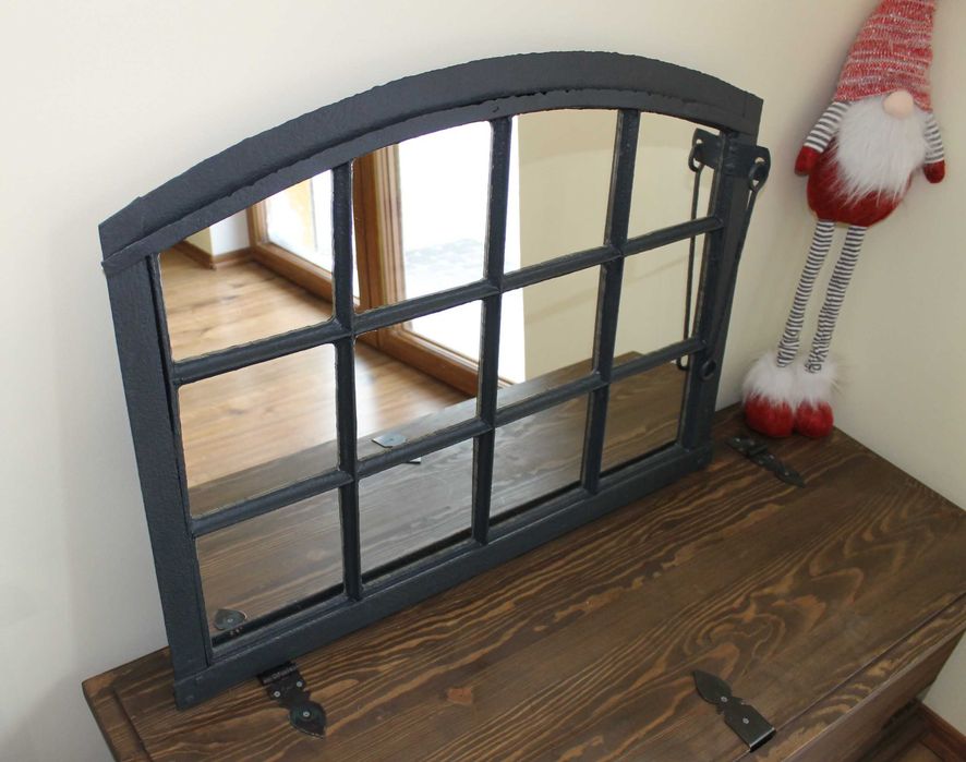 Lustro loft w starnym metalowym oknie