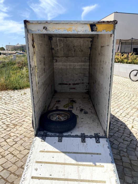 Vendo reboque fechado