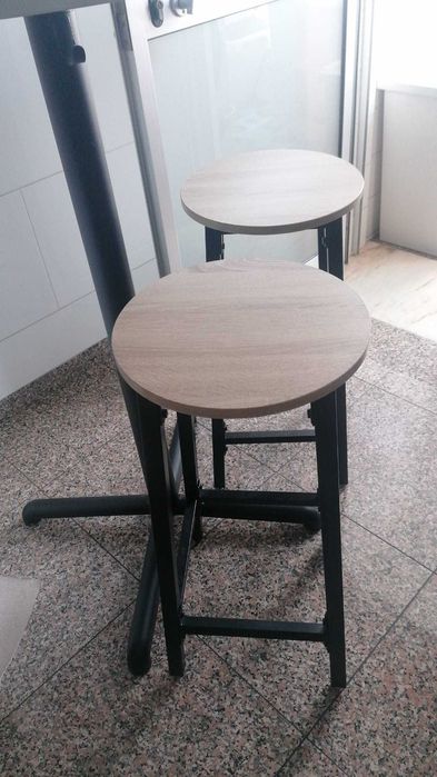 Conjunto de mesa com tampo de vidro e dois bancos