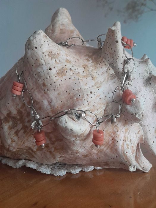 Stylowa srebrna bransoletka z koralem