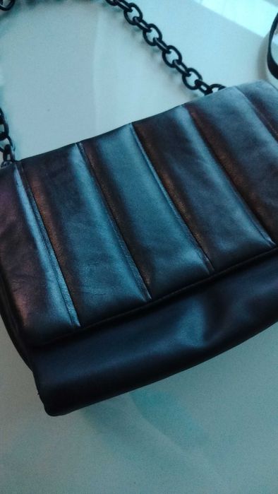 Torebka czarna kopertowa listonoszka na ramię łańcuch karbowana