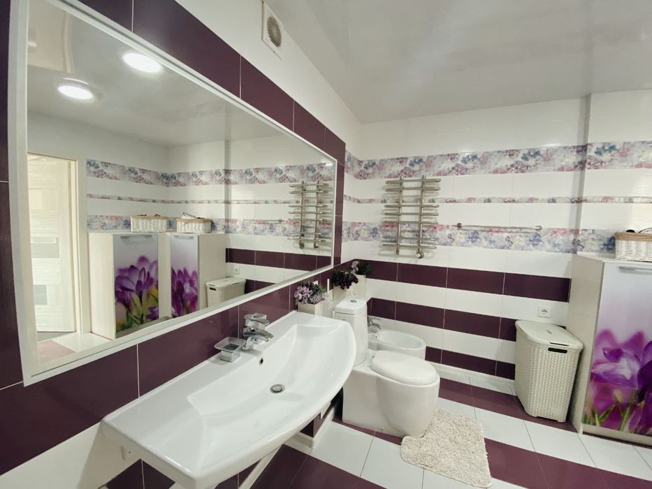 Продам 4кімнатну квартиру. 175кв.м.Центр.Власник