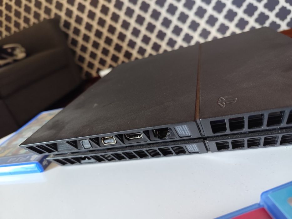 PS4 c/ comando e 5 jogos