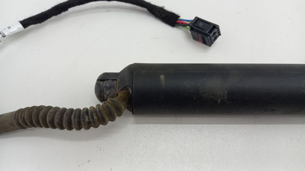 Амортизатор крышки багажника Volkswagen Passat B8 3G9827851B