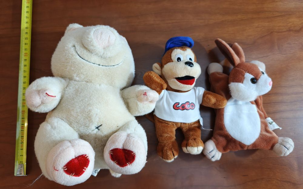 Lote de 3 peluches (urso, macaco “Coco” e coelho) – cerca de 30 cm