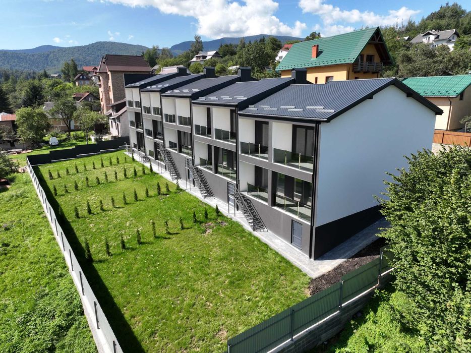 Продається 4 кім. квартира в м. Яремче (паркрмісце, власне подвір`я)