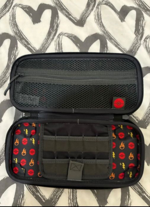Nintendo Switch OLED (2022) Branca + Bolsa Pokémon
