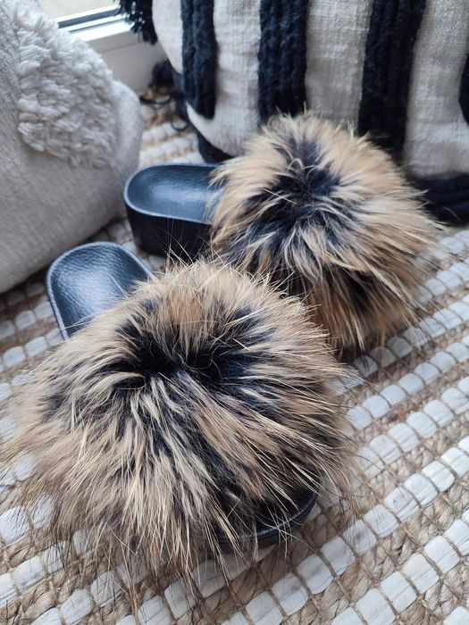 Piękne klapki z naturalnym futerkiem jenot kolory