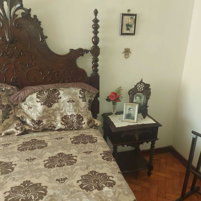 Mobilia em madeira maciça