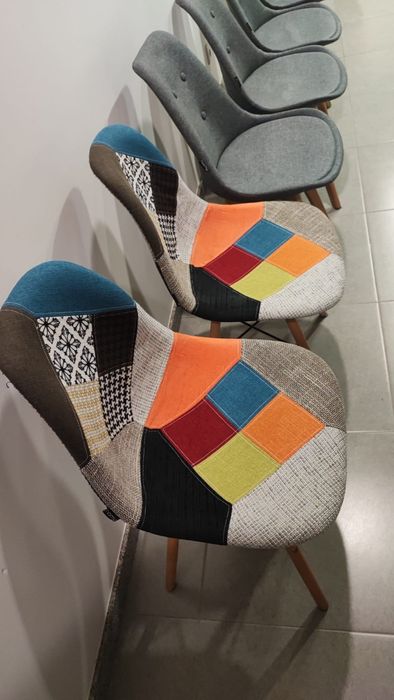 Vendo quatro  cadeiras em tecido cinza e uma mesa branca