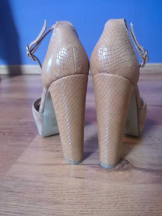 Sandałki nude na obcasie