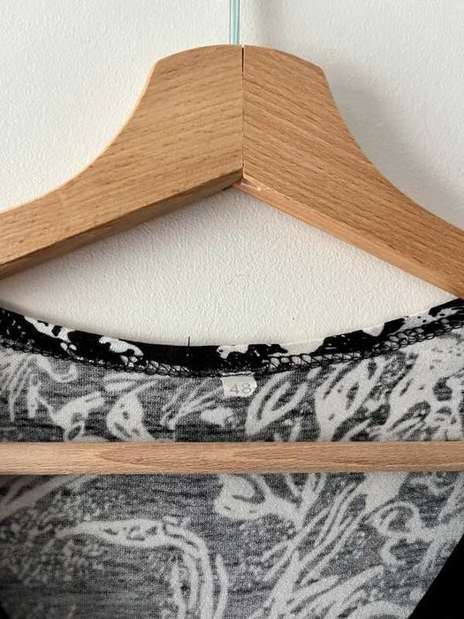 Czarna biała bluzka damska z krótkim rękawem dekolt V 4XL 48