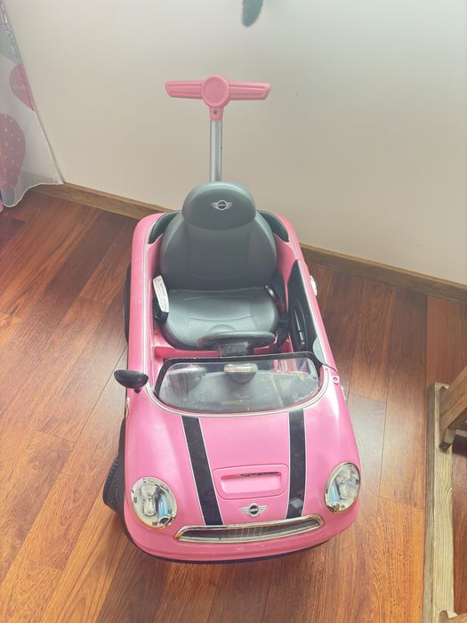 Carrinho mini cuper com cinto e pega para empurrar