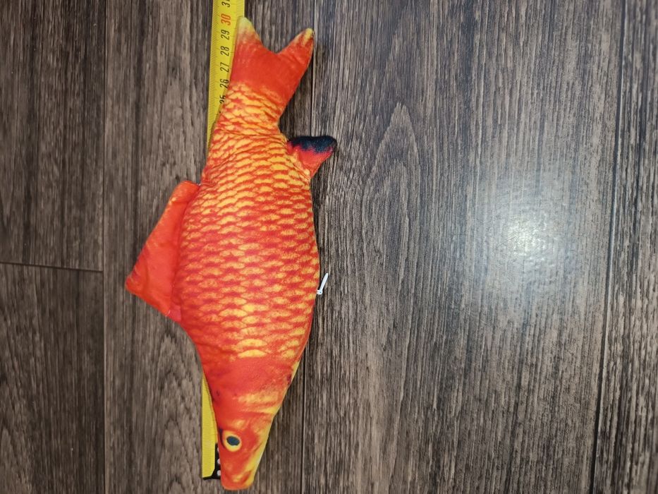 Яркая игрушка карась 3d рыба на АКБ вибро хвост котов собак