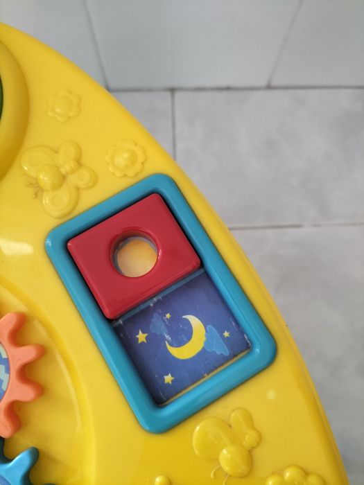 Mesa de actividade para bebé/criança