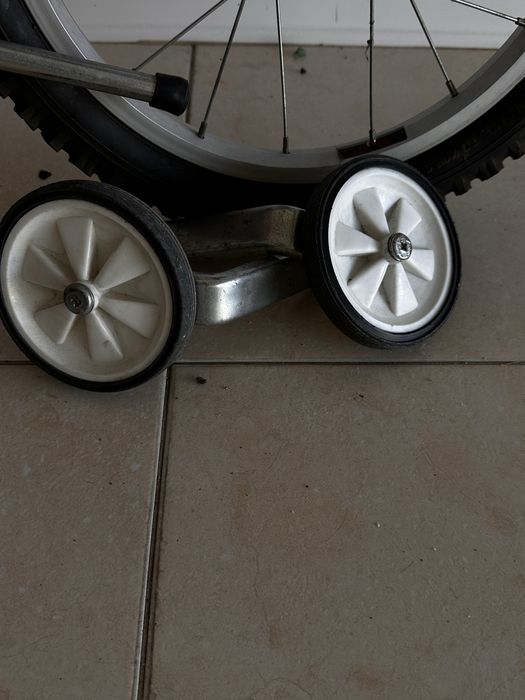 Bicicleta CBF com rodas