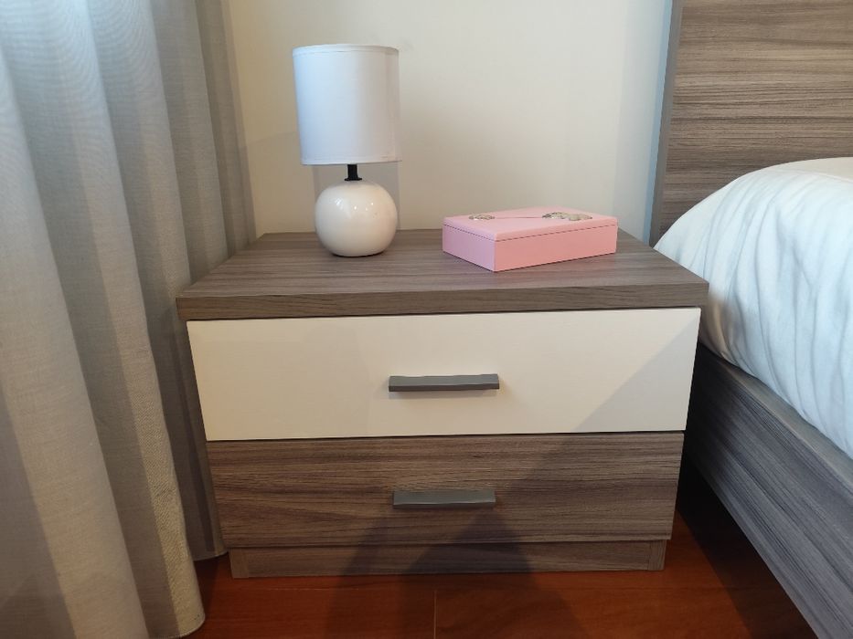 Cama + mesas de cabeceira